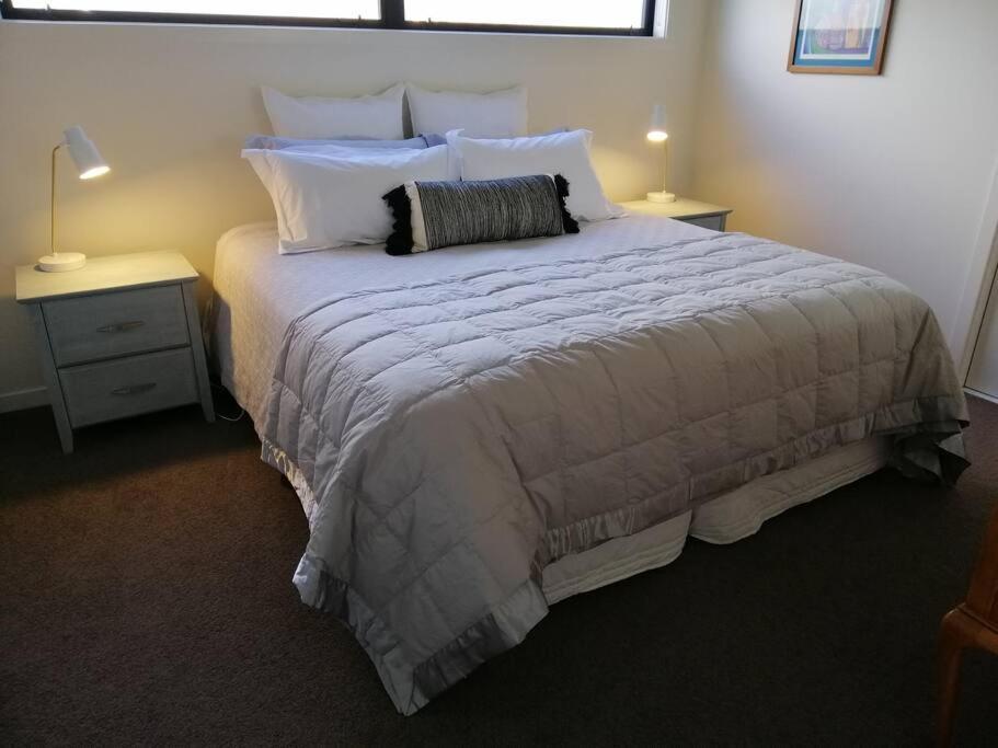 Purangi Waterfront Retreat - 2 Bedroom Cooks Beach ภายนอก รูปภาพ