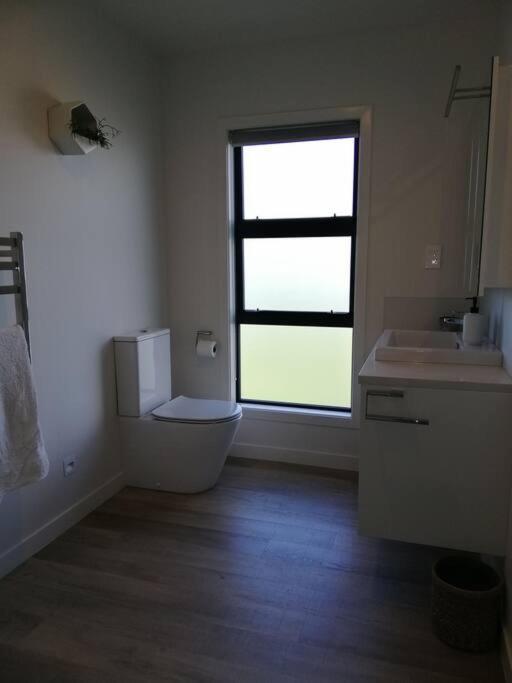 Purangi Waterfront Retreat - 2 Bedroom Cooks Beach ภายนอก รูปภาพ